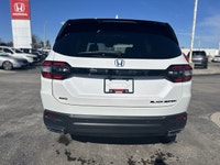 This exceptional 2025 Honda Pilot Black Edition, boasting a stunning PLATINUM WHITE PEA exterior and... (image 5)