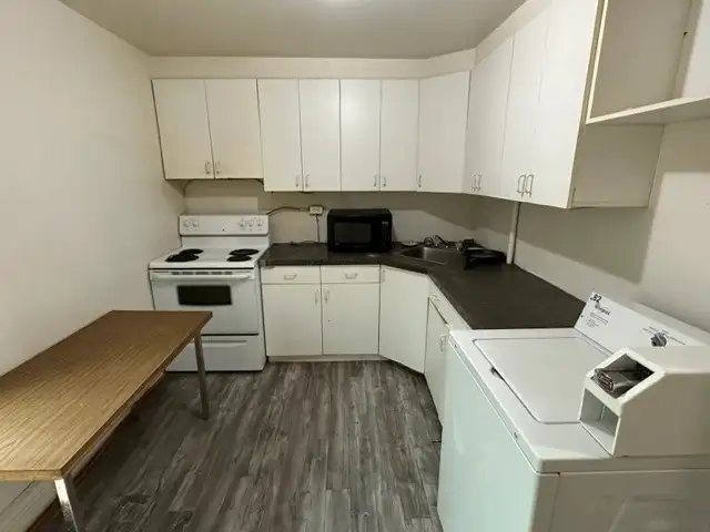 Room Available NOW!  West Broadway62863329703298124