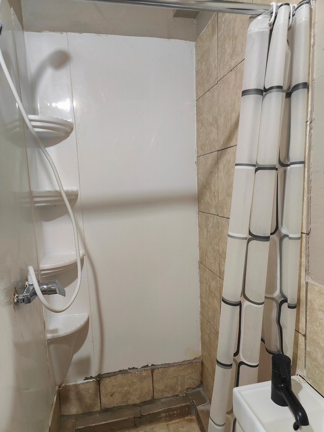 room with private bathroom metro frontenac all include (monteal) — photo 3