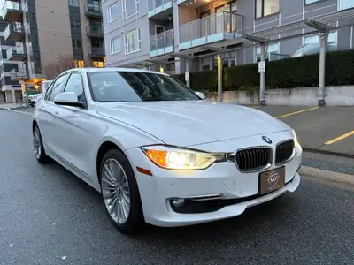 2014 BMW 328i xDrive White 98,000 km This 2014 BMW 328i xDrive in White delivers the perfect balance...