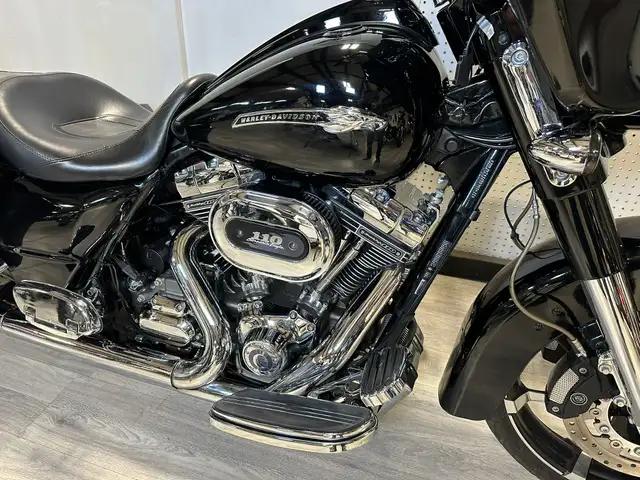 2011 Harley-Davidson Touring CVO STREET GLIDE in Street, Cruisers & Choppers in London - Image 4