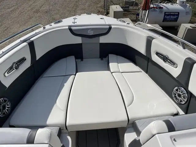 2023 Chaparral 26 Surf - LOADED! Only 22 Hours! in Powerboats & Motorboats in Saskatoon - Image 18