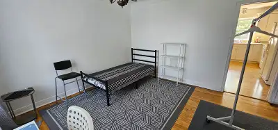 2026年6月1日 Room for rent beside University of Ottawa. 4-bedroom 2-bathroom house / flat. Roommates ar...