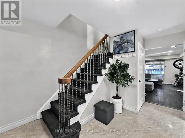 38 Robbinstone Drive Toronto (Malvern), Ontario, photo 4 of 4