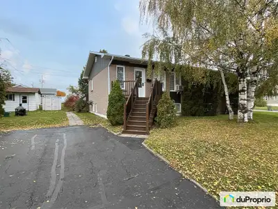 Situé en plein coeur de Chicoutimi, ce charmant jumelé style condo saura vous séduire dès la premièr...