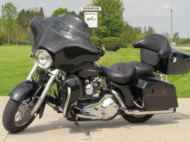 2006 Harley-Davidson FLHX Street Glide Over $9,000 in Great Opti in Sport Touring in Leamington - Image 13