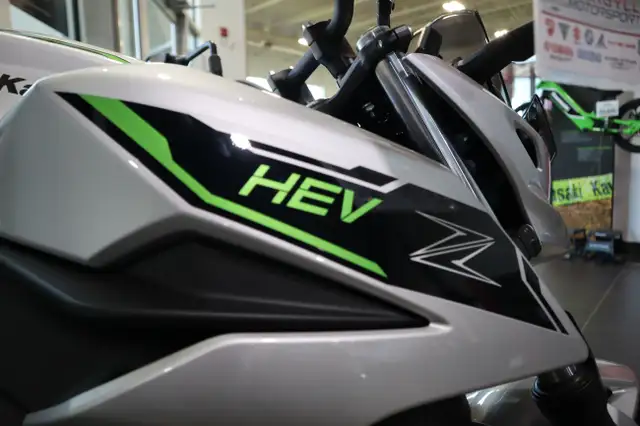 2024 Kawasaki Z7 HYBRID Silver/Green in Street, Cruisers & Choppers in Edmonton - Image 5