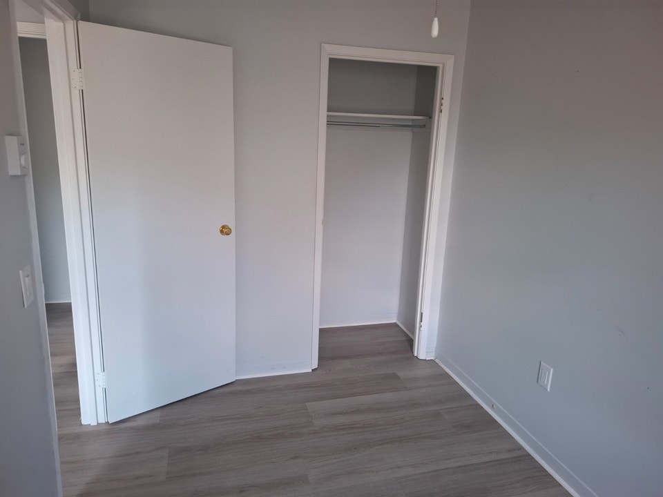 Amazing deal on 2-bed at 238 Lincoln St Welland - $1250 + Hydro! 4