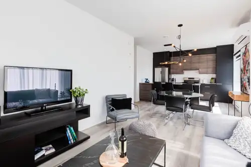 À LOUER – CONDO MODERNE AVEC SERVICES À TERREBONNE – DISPONIBLE JUILLET Adresse : 1451 chemin Gascon...