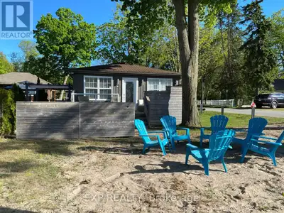 ***Fantastic Opportunity Steps To Balm Beach*** Fully Furnished, Move-In-Ready Cottage Is The PERFEC...