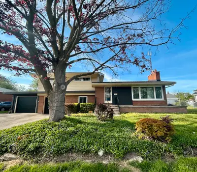 **FULLY DETACHED HOME** 3 Bedroom in North Welland!!