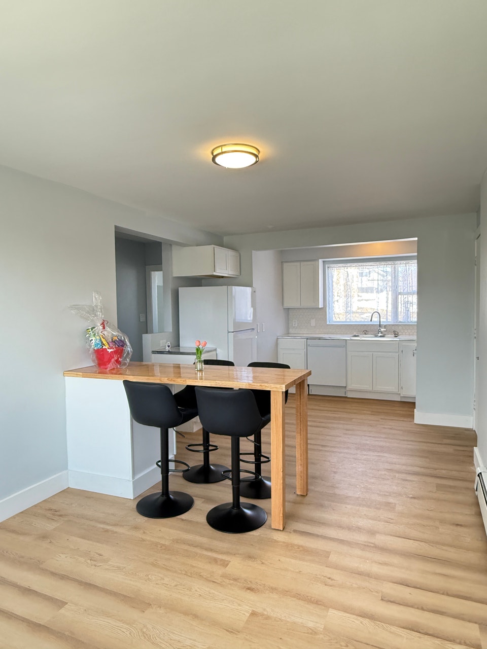 Bright & Renovated 3-Bedroom Apartment Sydney, Great Location 2