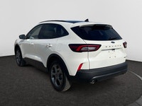 This Star White Metallic Tri-Coat Ford Escape SE is sleek, smart and more fun than ever! It has the... (image 2)