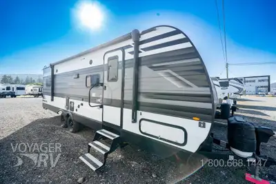 Located in Winfield, BC Call or Text 250-766-4607 Voyager RV Centre 1-800-668-1447 2 Slide-outs Duct...