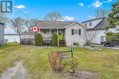 Attractive & Affordable waterfront property located in Peacock Point - 45-55 mins to Hamilton/403 -n...