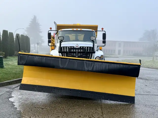 2016 International WorkStar 7400 14 Foot Dump Truck with 11 Foot in Heavy Trucks in Edmonton - Image 4