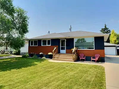 2G//Winnipeg/**SHOWINGS START TUE, AUG 4th, OFFERS WED, AUG 12th** WELCOME HOME to this amazing 1,00...