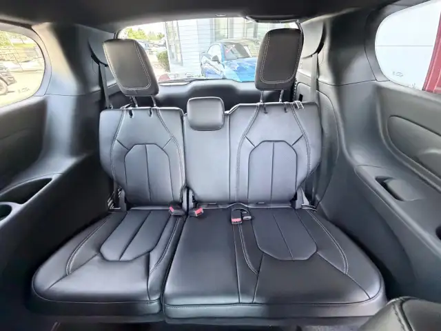 2027 Chrysler Grand Caravan SXT in Cars & Trucks in Markham / York Region - Image 17