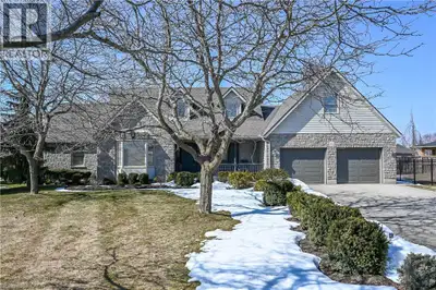 Experience lavish executive-style life-style in this pristine all brick/stone custom built bungaloft...