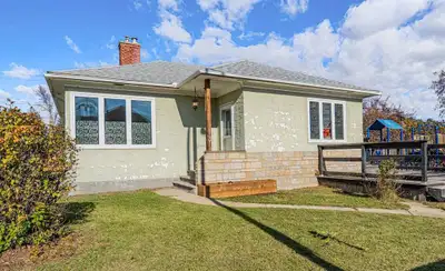 R37//Macgregor/Showings start October 27th. Offers as received. Welcome to 13 Hampton Street E in Ma...