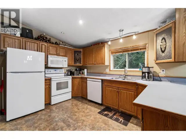 19 West Poirier Road Mara, British Columbia in Houses for Sale in Kamloops - Image 15