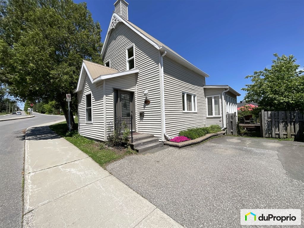 $559,000 - 1 1/2 Storey for sale in Granby — photo 1