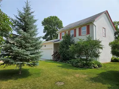 P03//Portage La Prairie/Unique Spaces on a Huge Lot! 143 Dufferin is calling you home! Great charact...