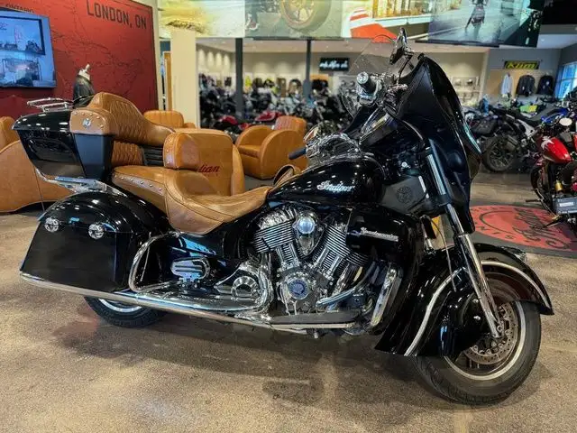 2015 Indian Roadmaster Thunder Black in Sport Touring in London - Image 3
