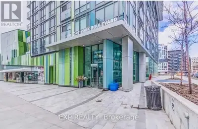 Welcome to urban living at its finest! This charming 1-bedroom + 1 Den condo offers a bright, practi...