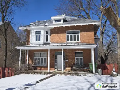 Cottage en brique de dimension 32,6' X 32,11', la dimension du lot est de 9625 pieds carrés. Maison...