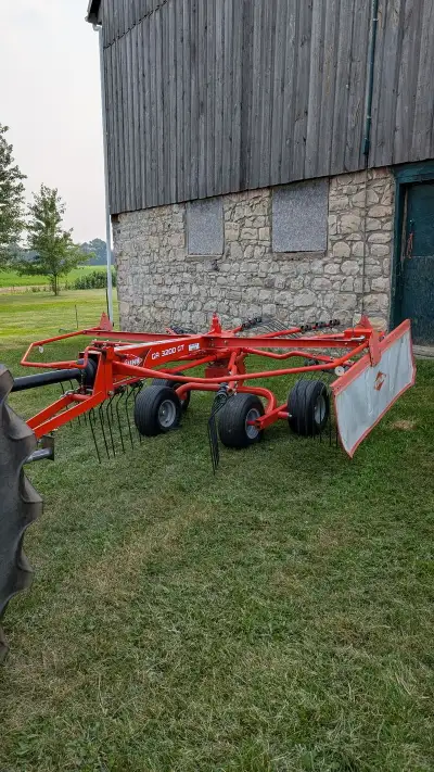 Kuhn GR3200 Rake $7,500 New Holland 209 Discbine $29,900 - This unit is like new condition , only cu...