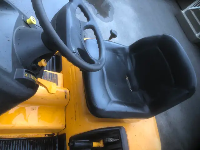 tracteur in Lawnmowers & Leaf Blowers in Granby - Image 5