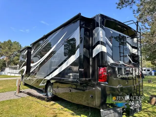 2020 Thor Motor Coach Challenger 37YT Washer & Dryer 12 k Miles in RVs & Motorhomes in Moncton - Image 62
