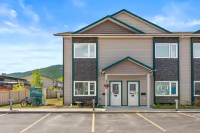 END UNIT | UNDER 450K | SOUTH-FACING WINDOWS!☀️ 41-25 Wann Road, Porter Creek 3 bed | 2 bath 1,700 s...