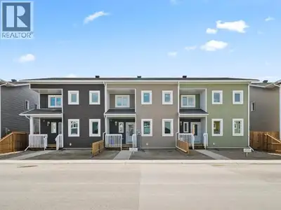Gorgeous townhome built by Whitewater Homes! Easterly-facing backyard & holds a 'Super Green' status...