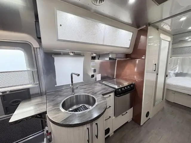 2019 Airstream 25RB in Travel Trailers & Campers in Penticton - Image 14
