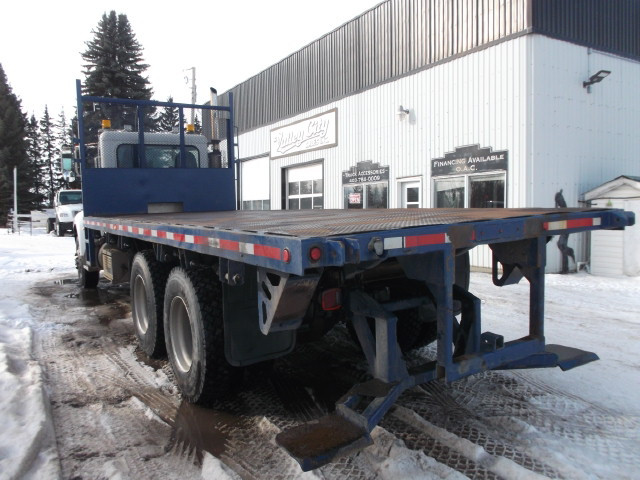 2006 PETERBILT 335 DECK TRUCK in Heavy Trucks in Red Deer - Image 3