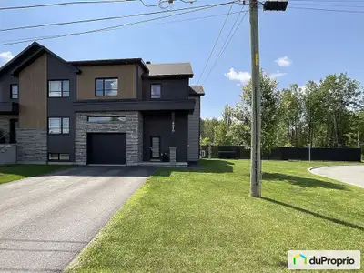 Découvrez cette superbe propriété de 3 étages située dans un quartier familial près de tous les serv...