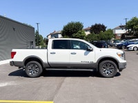 2018 Nissan Titan Platinum ONE OWNER l LOW KM l FULL SERVICE Pearl White 5.6L V8 DOHC 4WD 7-Speed Au... (image 7)