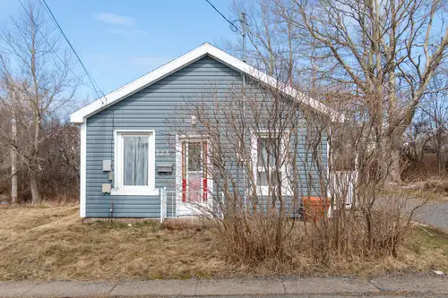 Lovely 1 Bedroom plus Den bungalow (no steps), with bathroom, kitchen, laundry, living room and bonu...