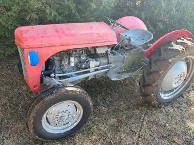 4 cylinder gas tractor, 4 speed tractor, hydraulics work, pto work, charging system works, brakes do...