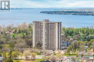 Perched high above the city, this stunning condo at The Britannia offers breathtaking views, modern...