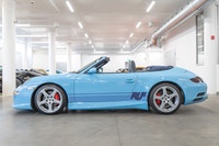 Voici une Porsche 997 Carrera S Cabriolet 2005 unique en son genre, convertie et modifiée profession... (image 4)