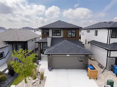 1H//Winnipeg/Offers presented as received... Welcome to a beautiful and spacious former Randall Home...
