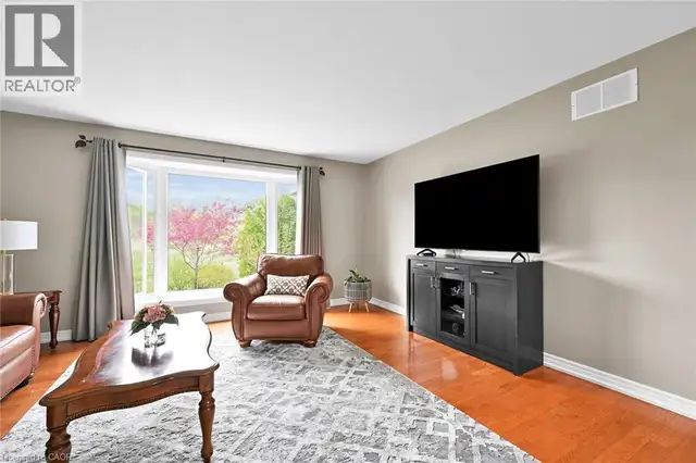 390 MOUNTAIN Road Grimsby, Ontario in Houses for Sale in Hamilton - Image 8