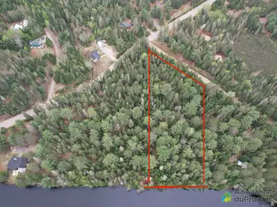 Superbe terrain bord de la l'eau, très privé avec vue sur la montagne en face et très beaux arbres m...
