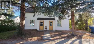 2 rental units under 1 roof at 109 Cairo Street, Wolseley , a historical community that offers a qui...
