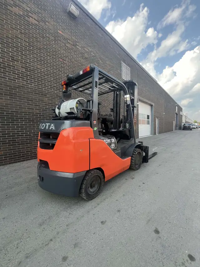 2018 Toyota 8000lbs cap LPG Forklift 3 stage w Side-Shift Certif in Heavy Equipment in Mississauga / Peel Region - Image 3