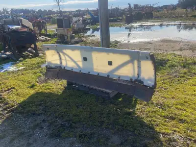 Welcome to Stoneage Equipment Selling this 6.5ft, skid steer quick attach snow blade. Hydraulic angl...