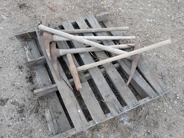 QTY OF HAND PICKS in Heavy Trucks in Edmonton - Image 2